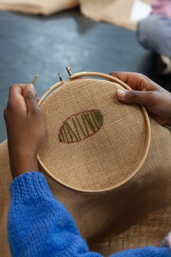 © Camille Orlandini · Broderie et couture de sacs à patates avec le centre de loisirs Accoord