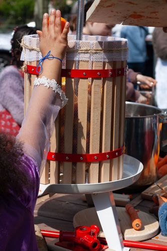 © Camille Orlandini · Jus de fruits pressés ACE avec Nantes lit dans la rue